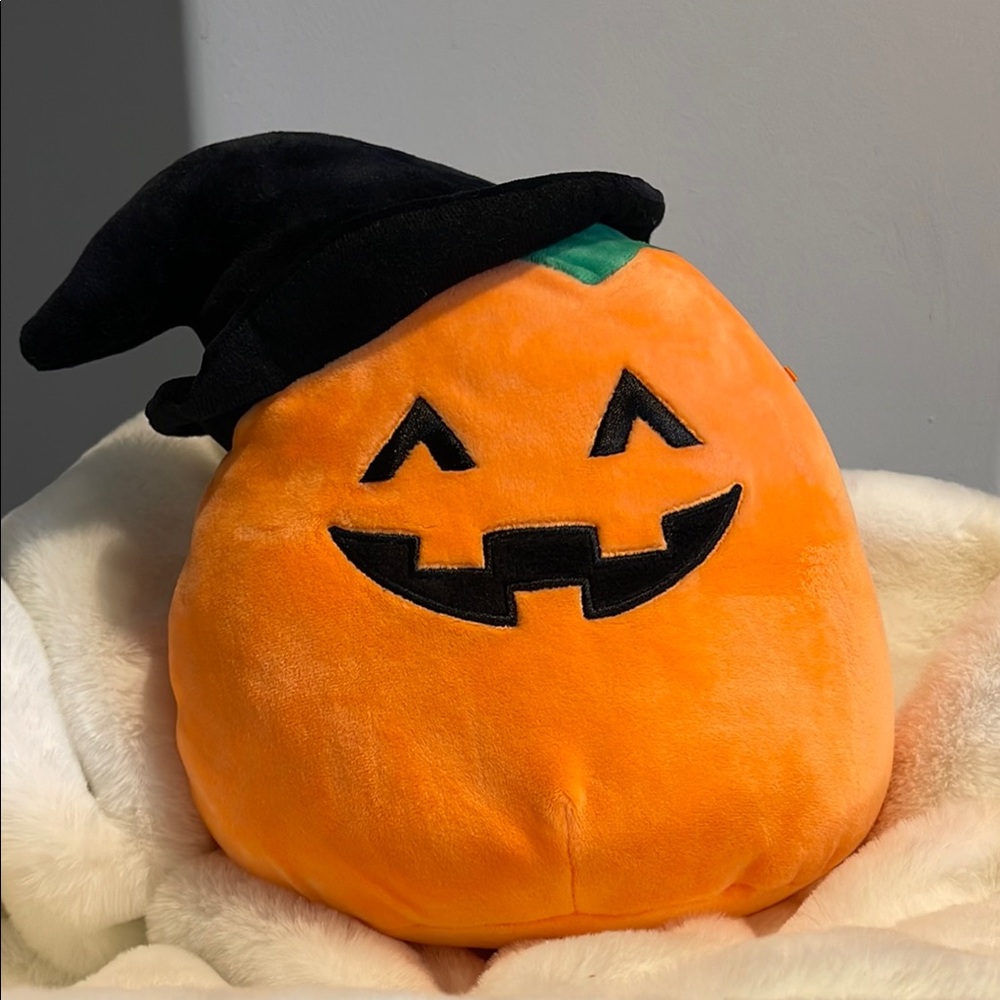 ❤️3/$25 -Squishmallows pumpkin the witch 8”( defect)